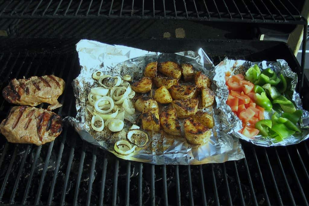 BBQ boot afbeeldingen midden pagina 1200 800 Vlees en groenten op de BBQ