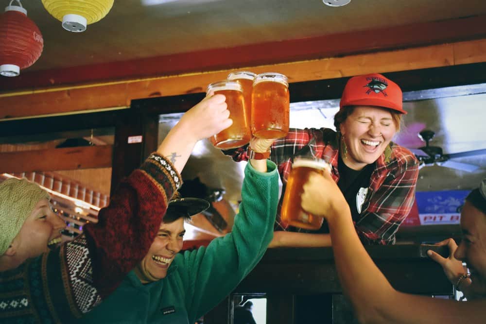 Drink op de bruidegom bachelorparty challenges woman
