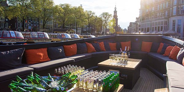 Onbeperkt bier wijn en fris op de Partyboot