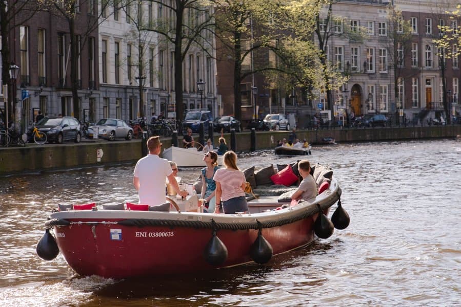 Boot Dutchman op het water met mensen Boot Dutchman op het water met mensen