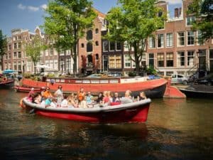 Boot Dutchman sloep met groep mensen in Amsterdamse grachten Boot Dutchman sloep met groep mensen in de Amsterdamse Grachten