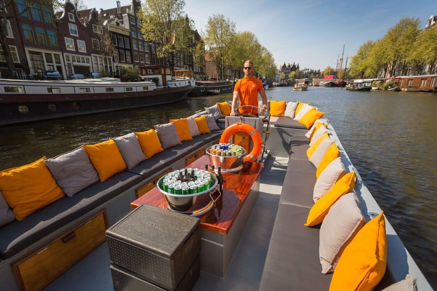 Boot Sloep Jan van der Heijden met schipper kapitein borrelboot in amsterdamse grachten Boot Sloep Jan van der Heijden met schipper kapitein borrelboot in Amsterdamse grachten