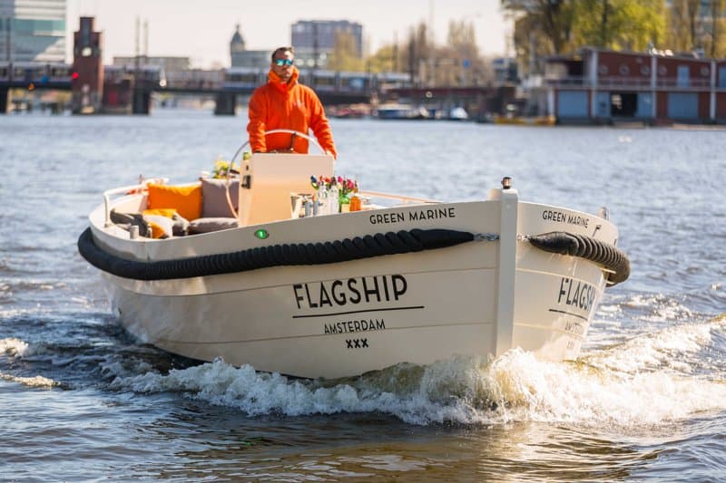 Geen Marine boot met schipper op het water