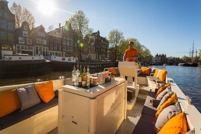 Green Marine op het water met schipper in Amsterdam Green Marine boot op het water met schipper in Amsterdam