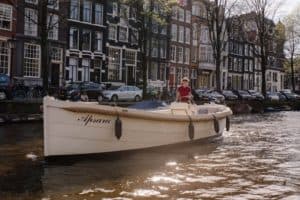 Sloep Apsara met schipper in Amsterdamse grachten sloep apsara met schipper in amsterdamse grachten
