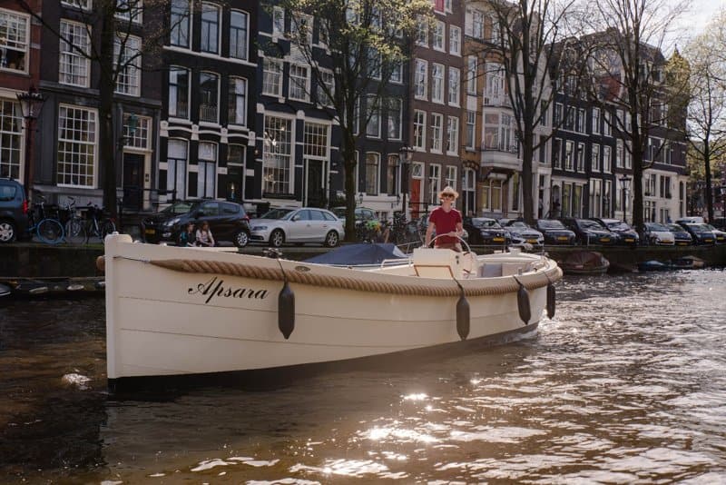 Sloep Apsara met schipper in Amsterdamse grachten sloep apsara met schipper in amsterdamse grachten
