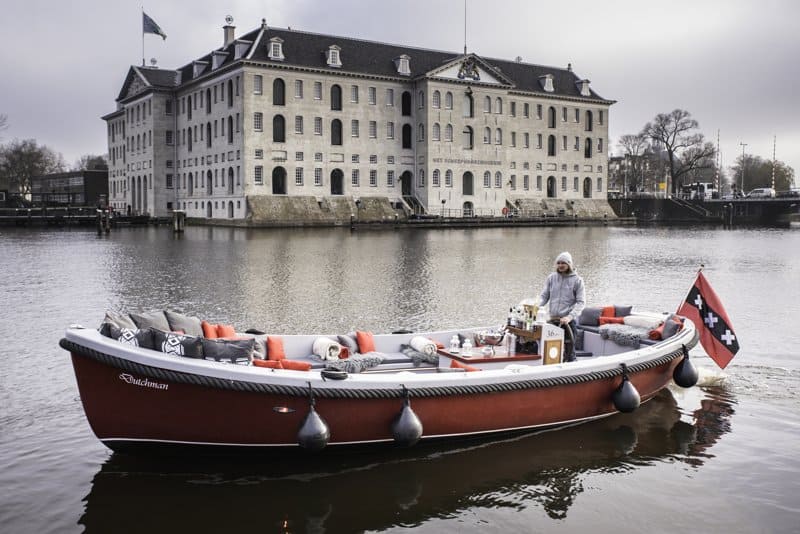 Sloep Dutchman met kapiteit schipper Sloep Dutchman met kapitein schipper
