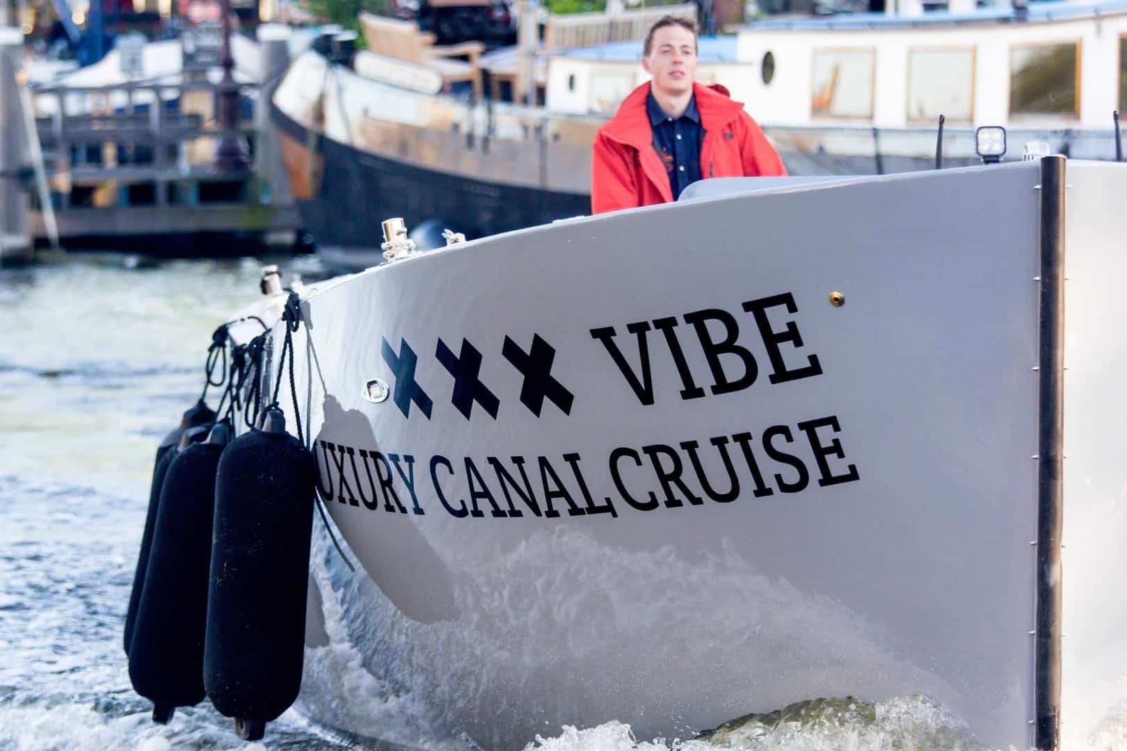 Sloep vibe met schipper in de gracht Sloep vibe met schipper in de gracht