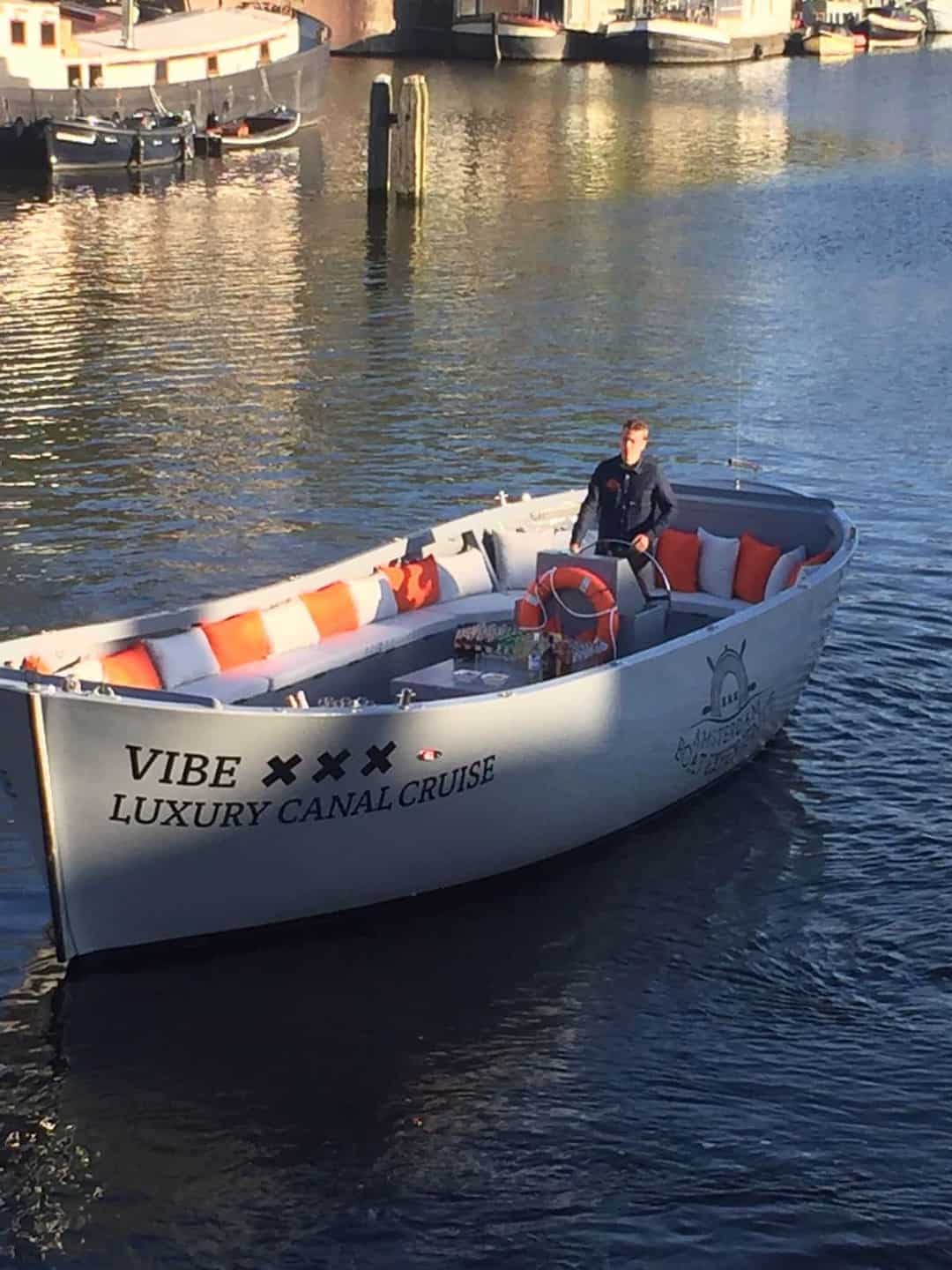 Sloep vibe met schipper op de gracht Sloep vibe met schipper op de gracht