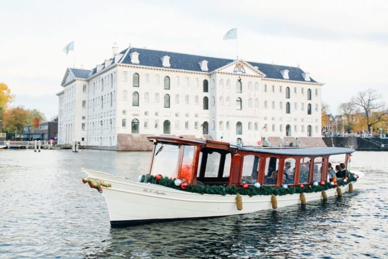 Ms. Agatha Salonboot op het water in Amsterdam