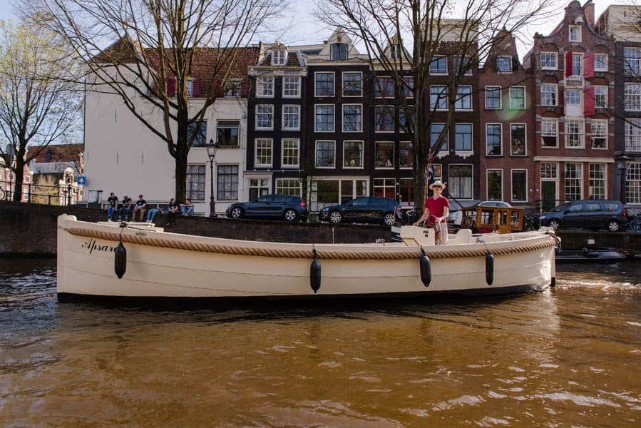 sloep Apsara in Amsterdamse grachten met schipper leeg sloep apsara in amsterdamse grachten met schipper