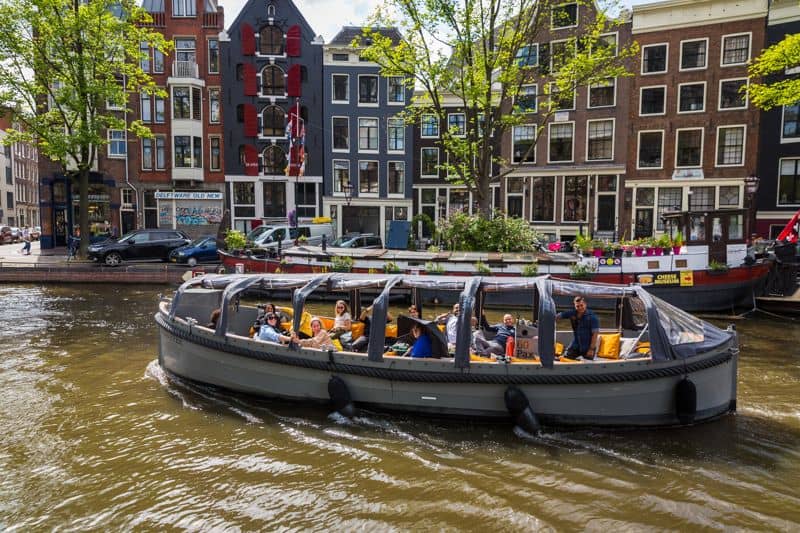 Sloep Vibe met overkappen ramen open kan ook volledig dicht Sloep Vibe met overkapping ramen open kan ook volledig gesloten