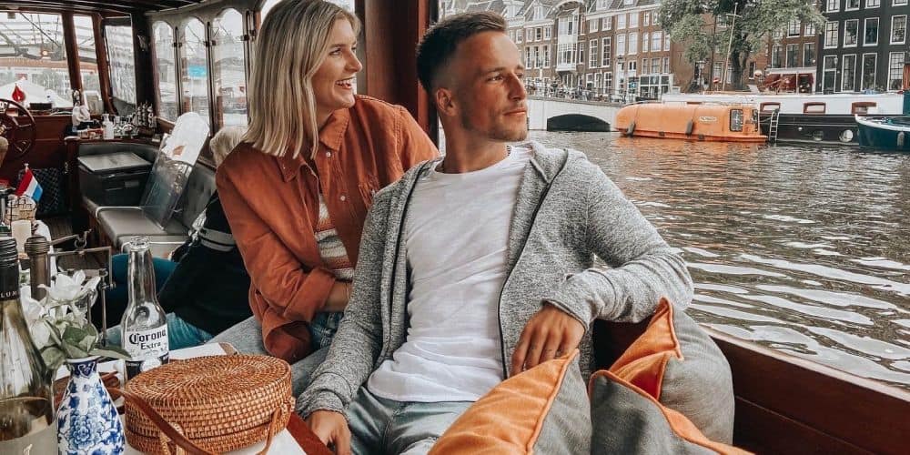 Genieten van het uitzicht op de rondvaartboot Amsterdam 1000p
