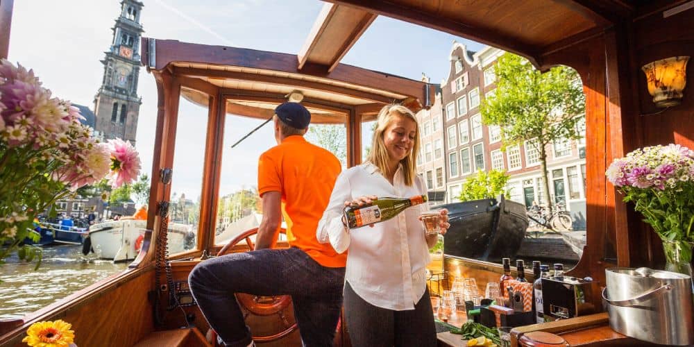 Luxe rondvaart salonboot met schipper en host Luxe rondvaart met schipper en host