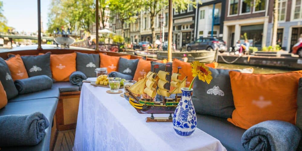 Gedekte tafel op de salonboot tijdens rondvaart