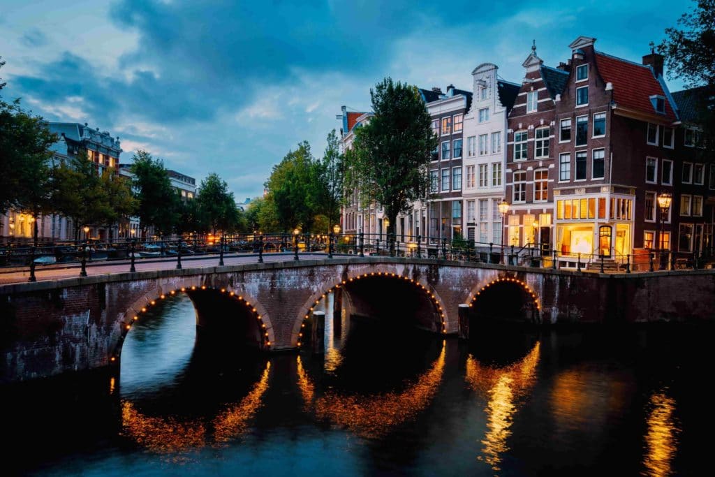 night city view of amsterdam canal herengracht typ HSJ8PXR min 1 scaled 1 night city view of amsterdam canal herengracht typ HSJ8PXR min 1 scaled 1