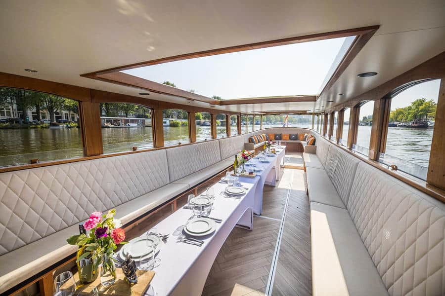 Titanic van binnen met dinertafels gedekte tafel op een boot in Amsterdam