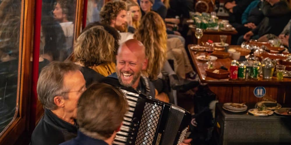 Accordeonist smartlappenboot 1 Smartlappenboot Amsterdam