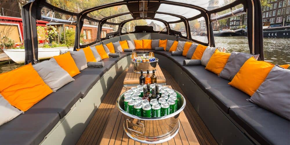 Overdekte boot drinken
