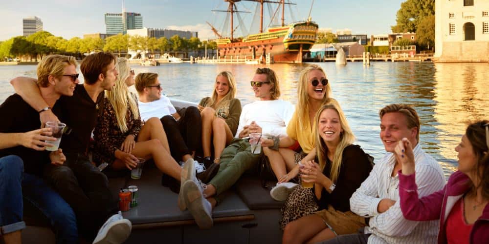 Gezelligheid luxe sloep Burgers en bier cruise Amsterdam