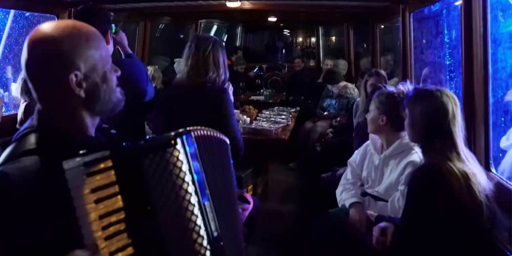Accordeonist smartlappenboot Amsterdam