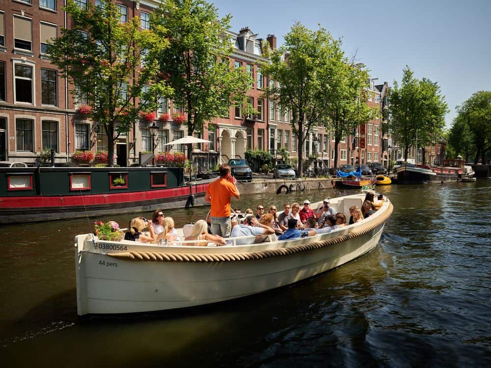 Varen door de grachten van Amsterdam Varen over de Amsterdamse grachten met schipper