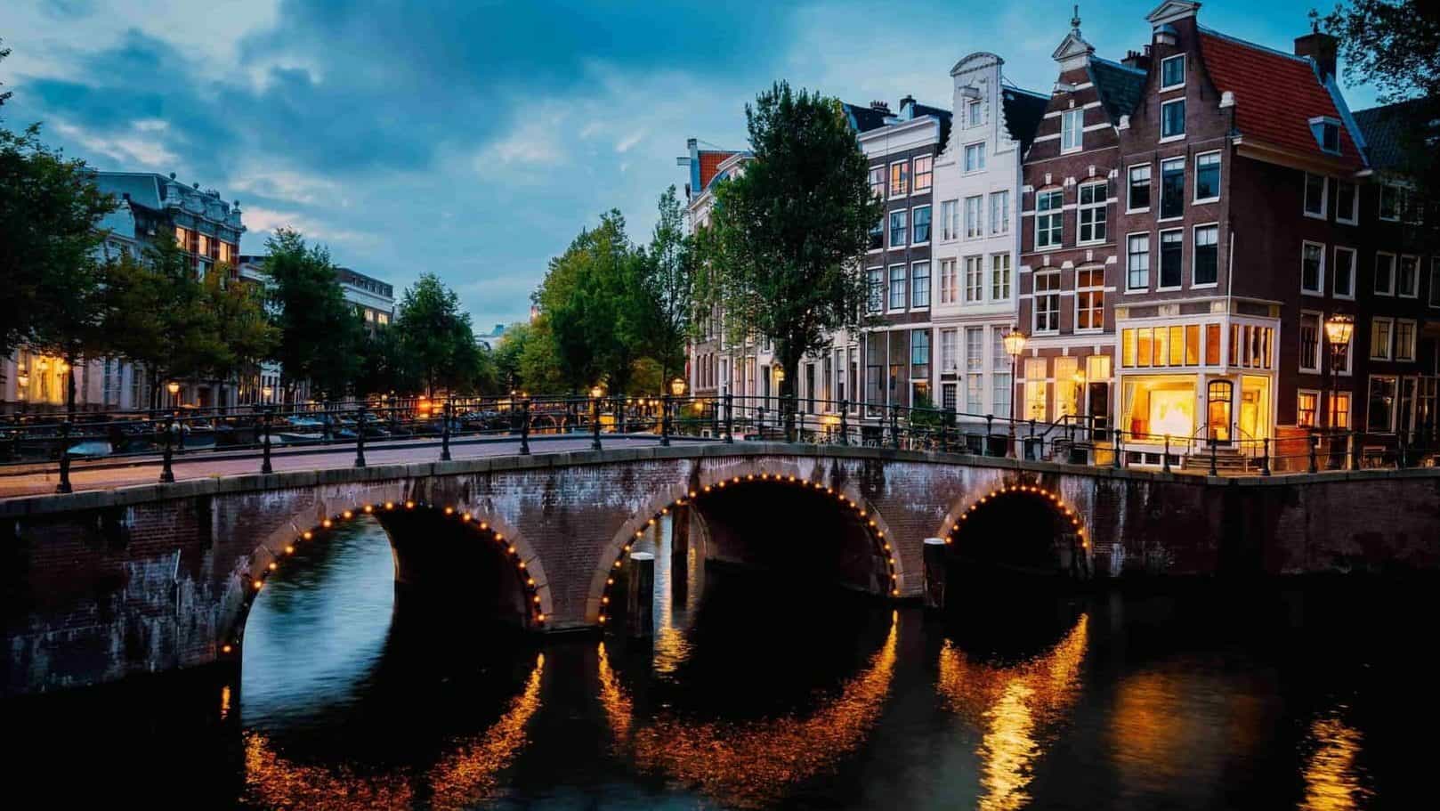 night city view of amsterdam canal herengracht typ HSJ8PXR min 1 scaled 1 edited Keizergracht Amsterdam