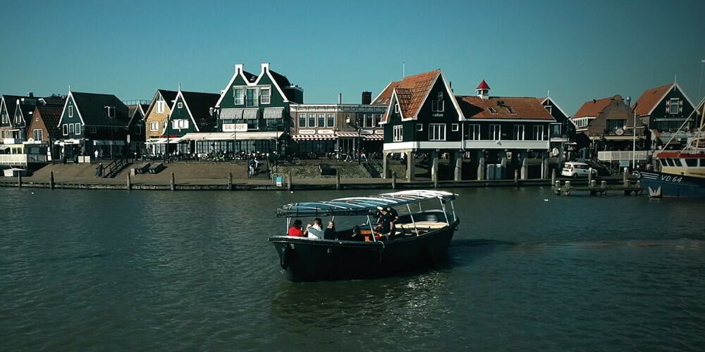 Sloep van buitenaf Volendam