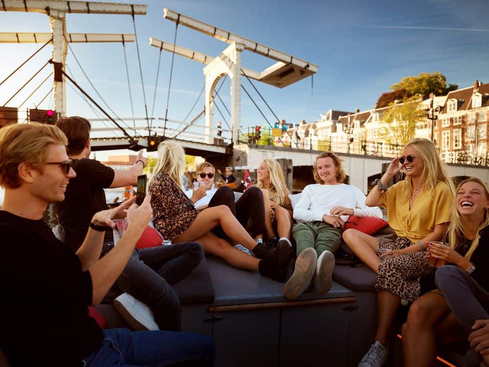 Teamuitje organiseren in Amsterdam Organize team outing on boat in Amsterdam