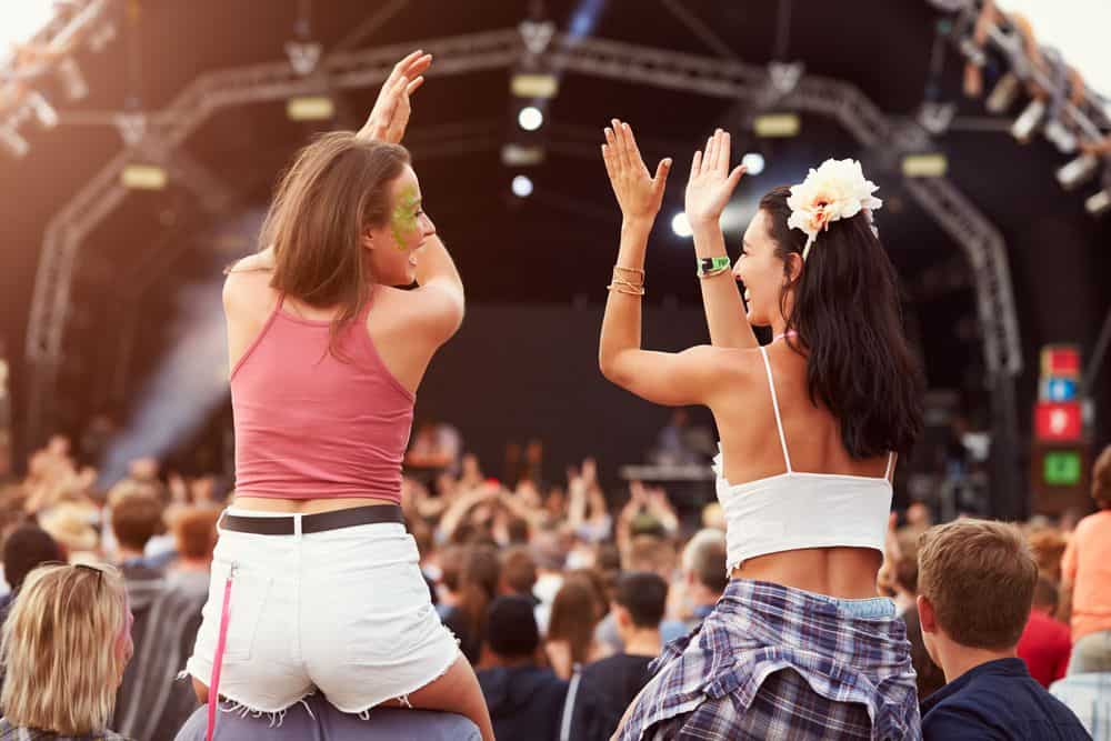 Festival vieren Festival met podium op achtergrond