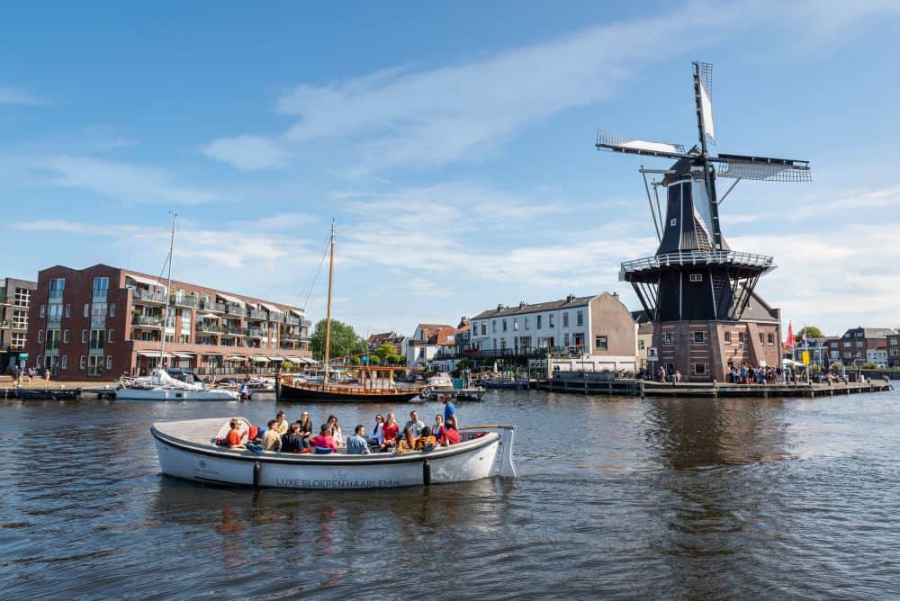 Molen de Adriaan vanaf het water in Haarlem Molen de Adriaan in Haarlem