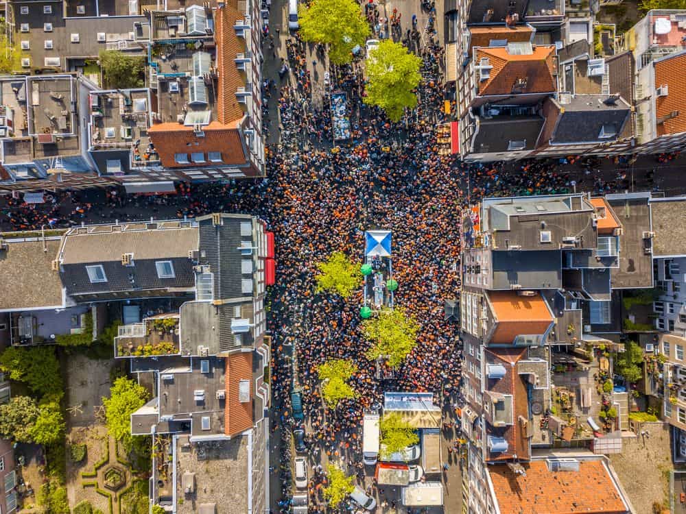 Koningsdag volle straat Koningsdag van bovenaf