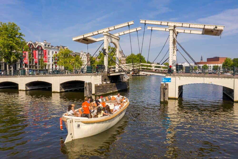 Varen in een sloep Amsterdam Varen in Amsterdam op met luxe sloep