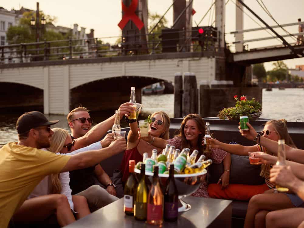 Varen met een drankje Varen in Amsterdam met een drankje