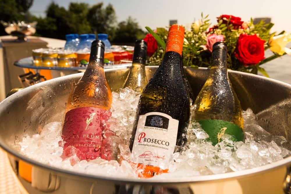 Cocktails op het water Wijnproeverij op de boot