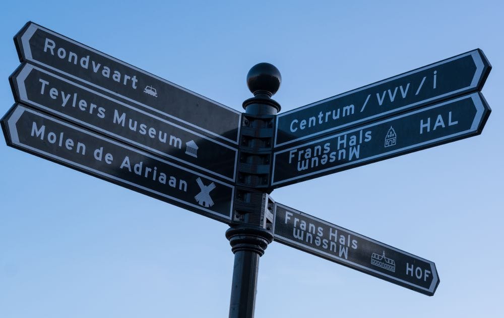 Haarlem route bord Bord van de bezienswaardigheden in Haarlem