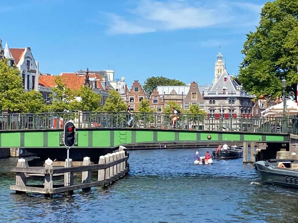 Brug over de gracht Brug over de gracht in Haarlem centrum