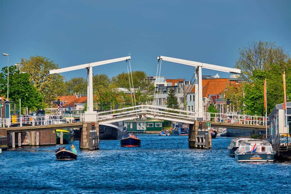 Gravestenenbrug in Haarlem Gravestenenbrug over de grachten in Haarlem