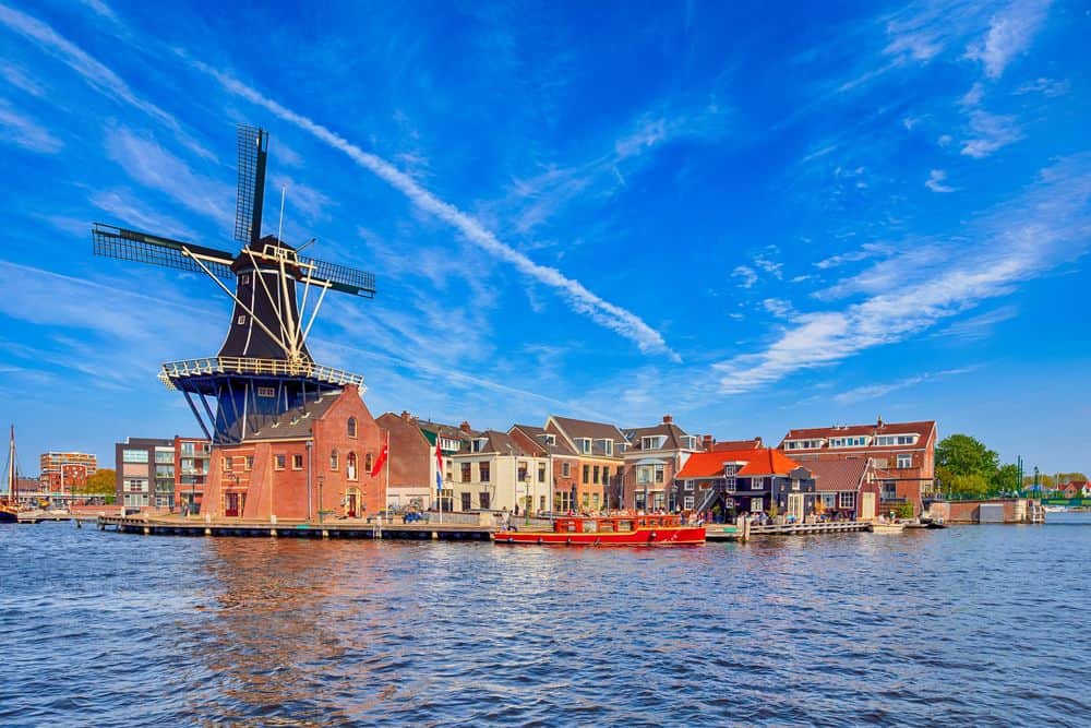 Het Spaarne Haarlem Varen langs Molen de Adriaan in Haarlem