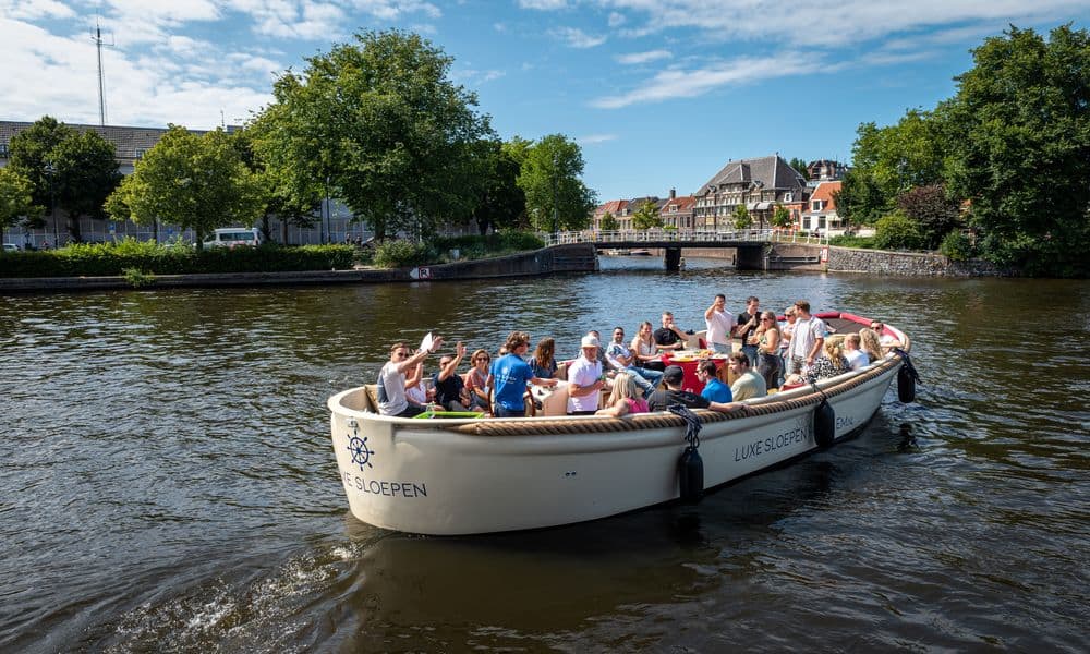 Sushi en Pokebowl boot Varen over het Spaarne in Haarlem