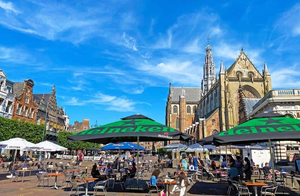 Terrasjes op de grote markt in Haarlem Terrassen Grote Markt Haarlem