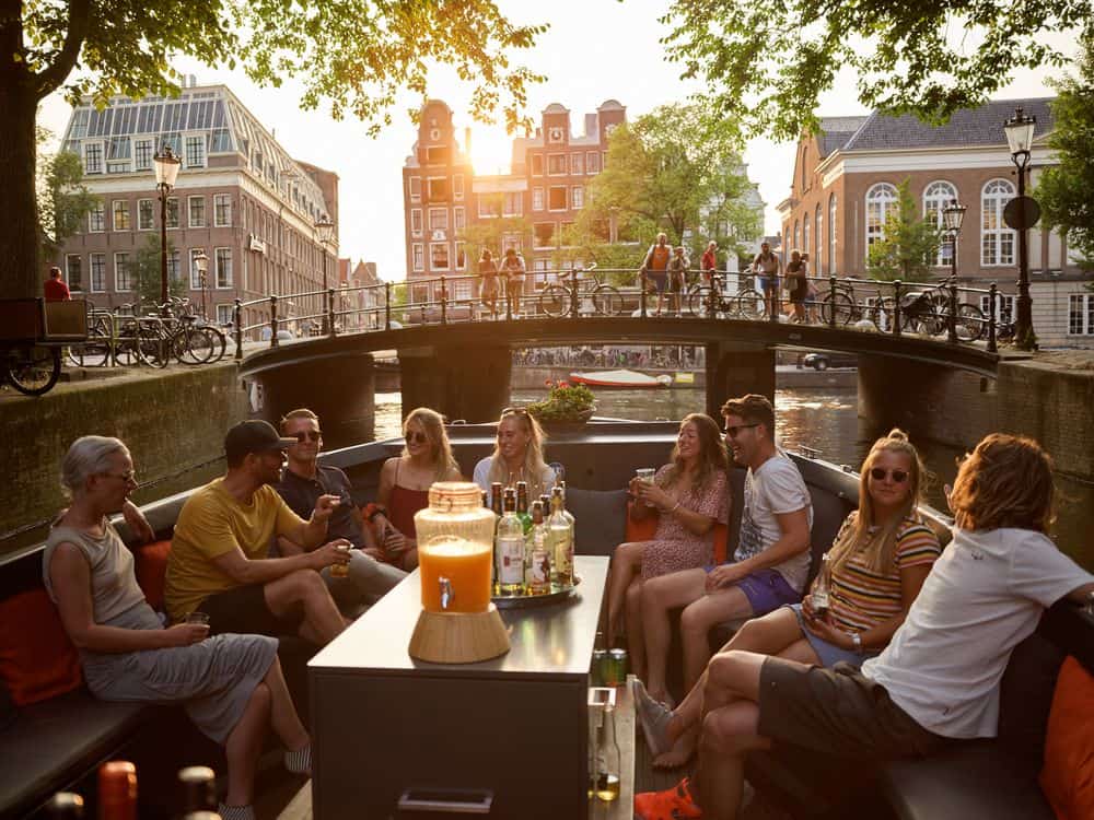 Varen op de Amsterdamse grachten Varen en teambuilding op de Amsterdamse grachten