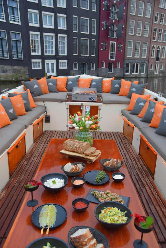 BBQ luxe sloep Diner op een luxe sloep tijdens een bedrijfsuitje