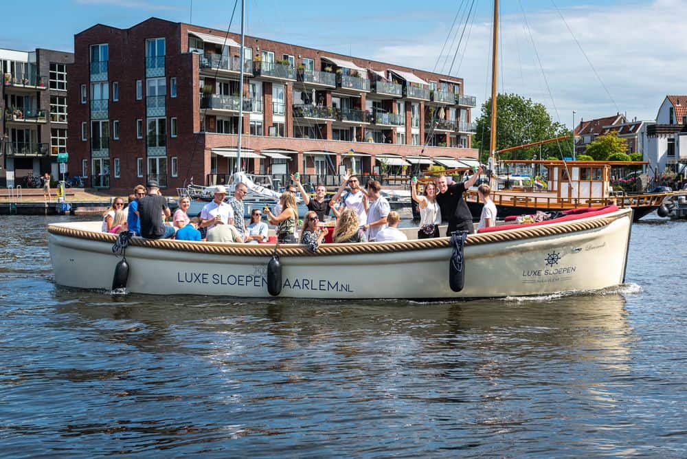 Bedrijfsfeest op luxe sloep Bedrijfsfeest op een luxe sloep