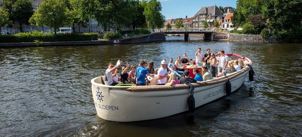 Bedrijfsjubileum e1695387327698 mensen op een boot