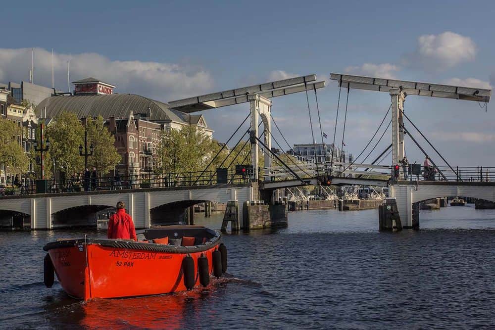 Bedrijfsuitje buiten Buiten bedrijfsuitje op luxe sloep