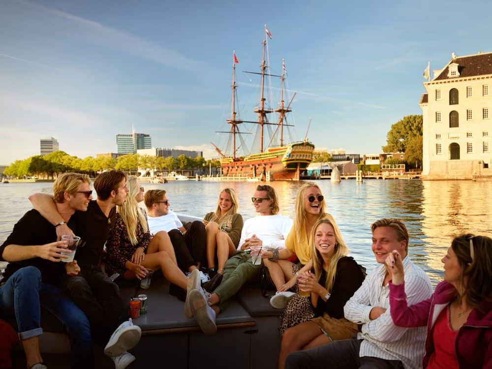 Bedrijfsuitje zomer met grote groep Boot Huren Amsterdam
