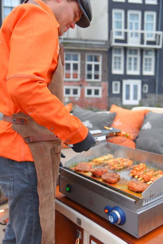 Chefkok op BBQ boot Bedrijfsuitje met BBQ door chef-kok