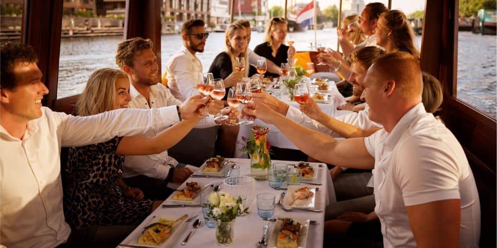 Diner aan boord Dineren aan boord met collega's