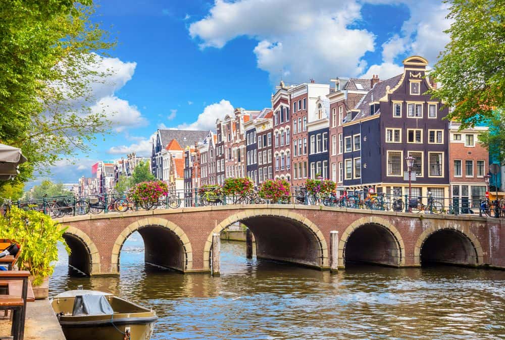 Grachten verkennen Brug boven de gracht in Amsterdam